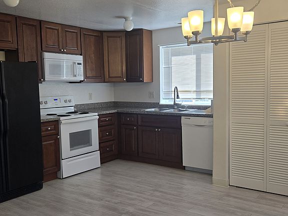 3rd image of 131 170th St E APT 1