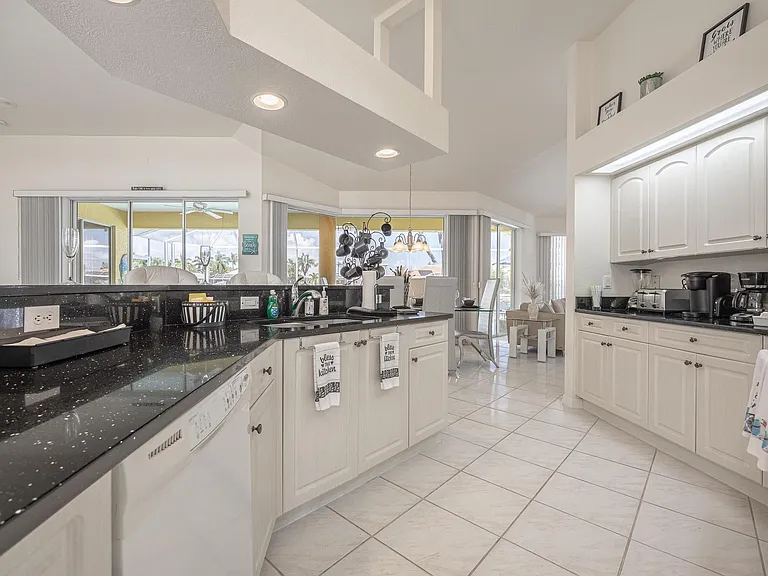 4412 SW 26th Ave — Photo 7