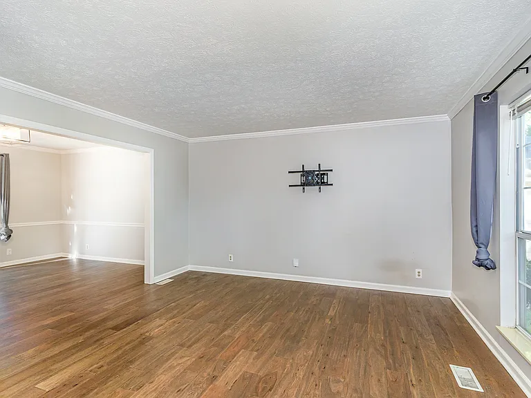 705 Ashfield Ct — Photo 5