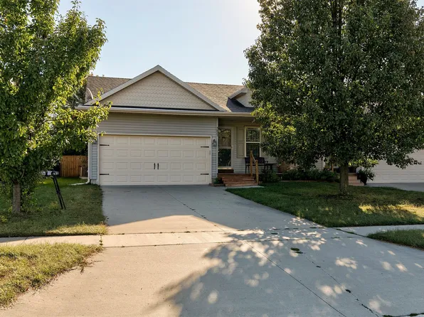 5825 NW 50th St, Johnston, IA 50131