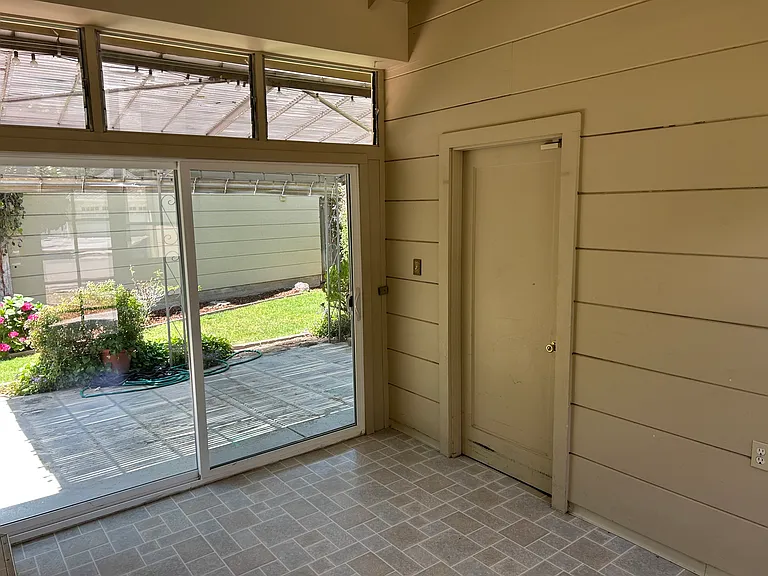 1691 Everett Ave — Photo 9