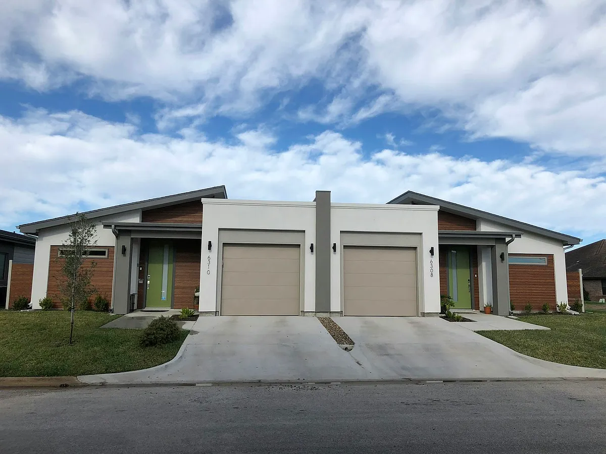 Modern and Chique - 6314 Guinevere Dr
