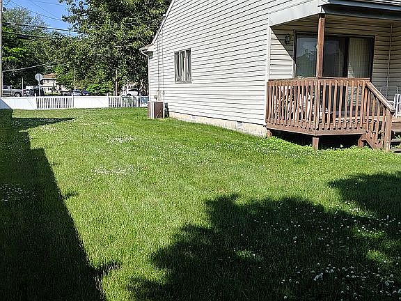 Large side yard 