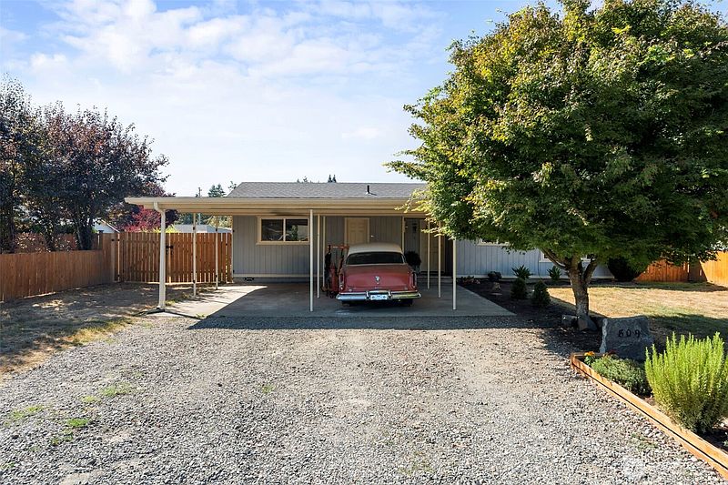 4th image of 809 4th Avenue NE