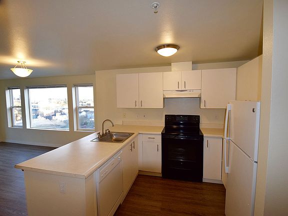 4th image of 300 11th Ave #505