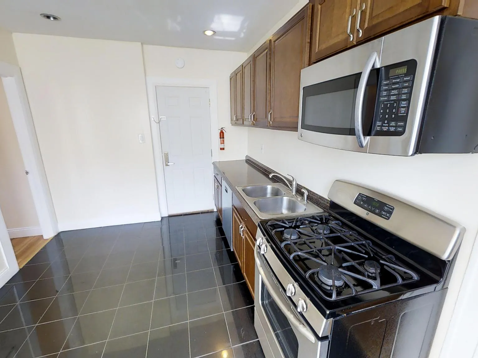 3 bed, $1,950 — Photo 4