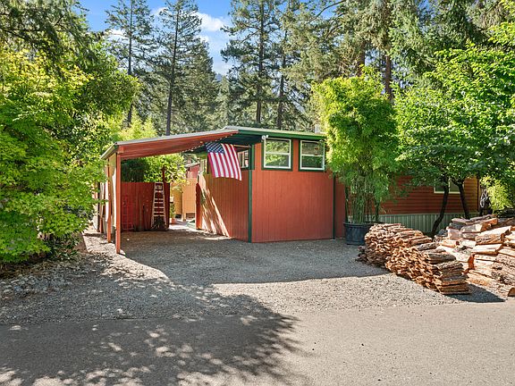 3rd image of 537 Thompson Creek Rd Unit 19