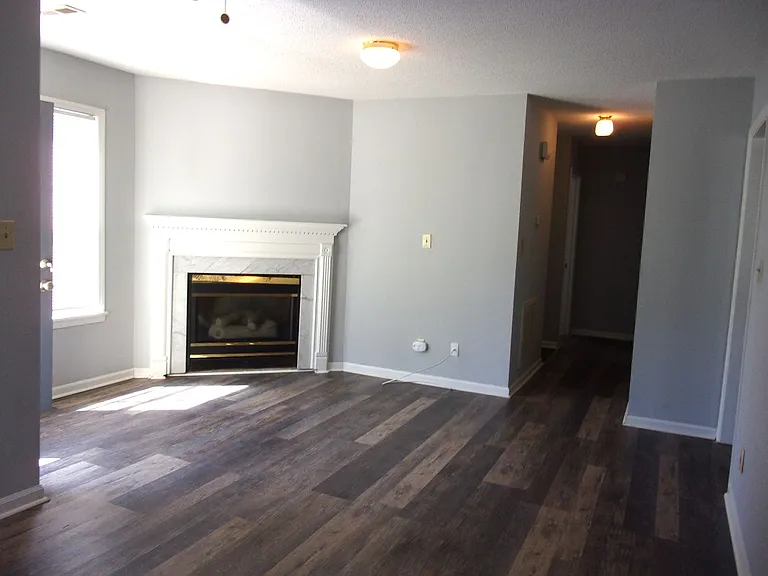 1067 Farm Pond Ln — Photo 3