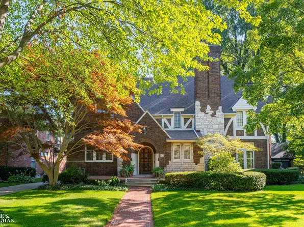 852 Whittier Rd, Grosse Pointe Park, MI 48230