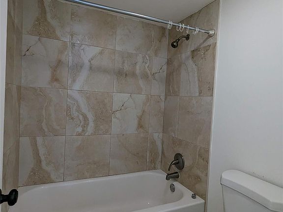 5th image of 1351 NE Miami Gardens Drive #1402