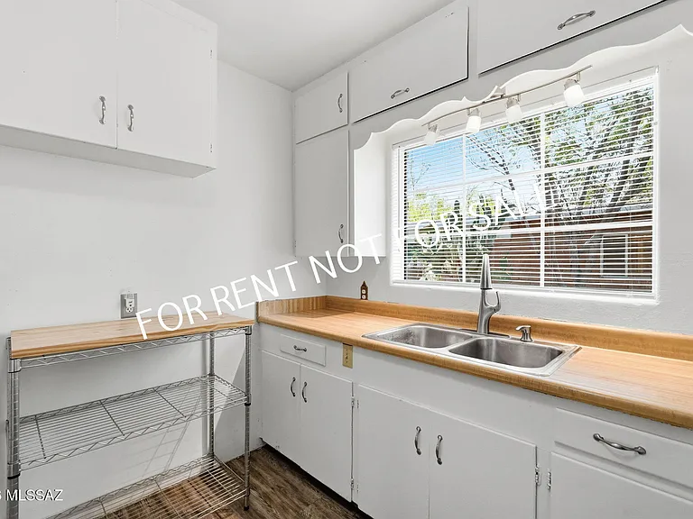 5626 E 4th St — Photo 14