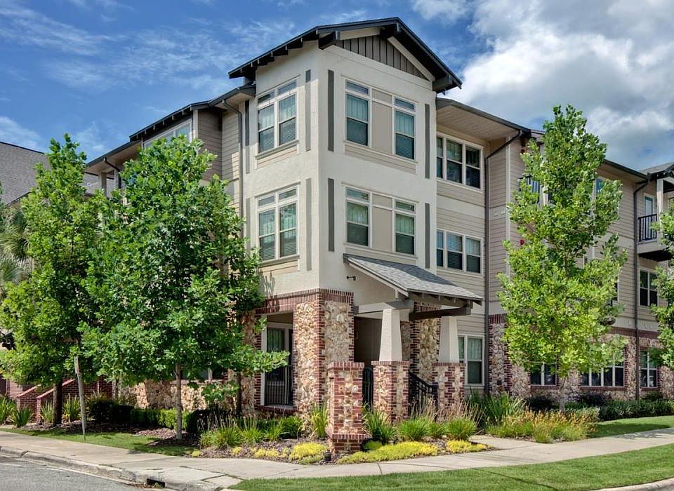 1st image of 909 SW 6th Ave Unit 206