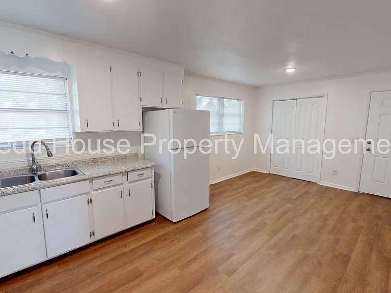 502 Fitzsimmons St — Photo 6