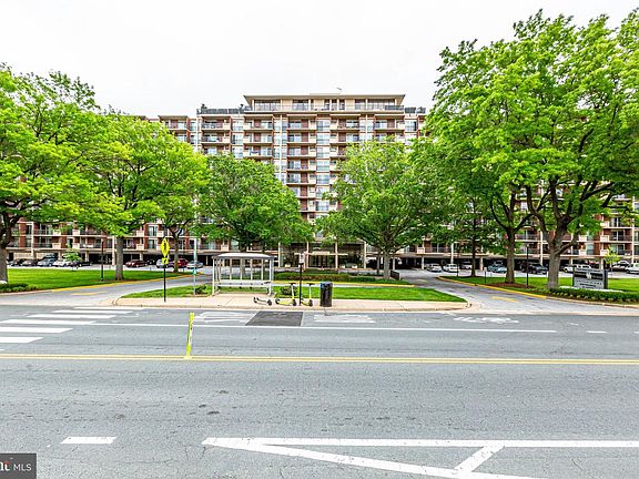 5th image of 1300 Army Navy Dr APT 510