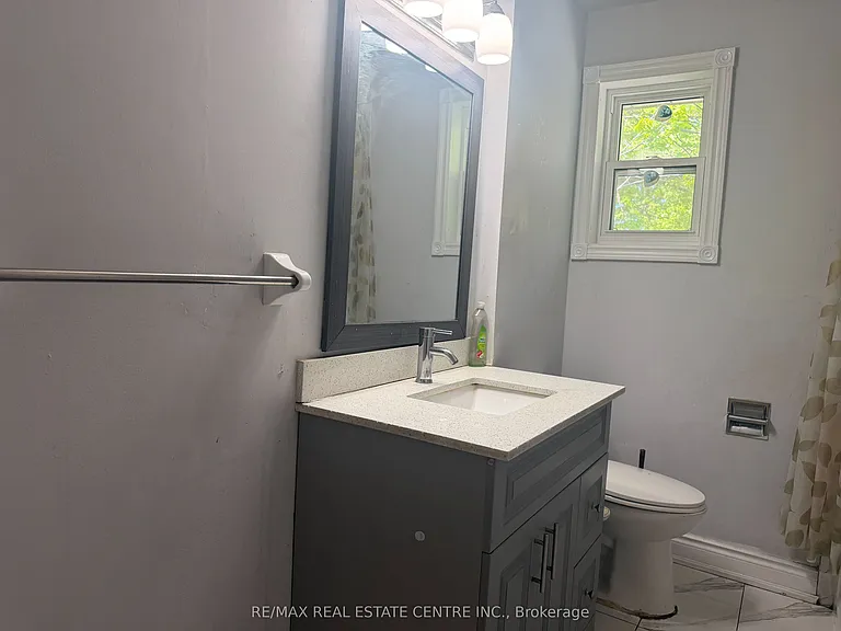 62 Corby Cres — Photo 4
