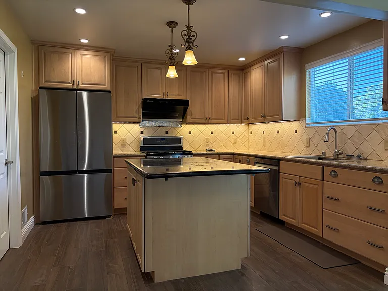 748 Serra Dr — Photo 7