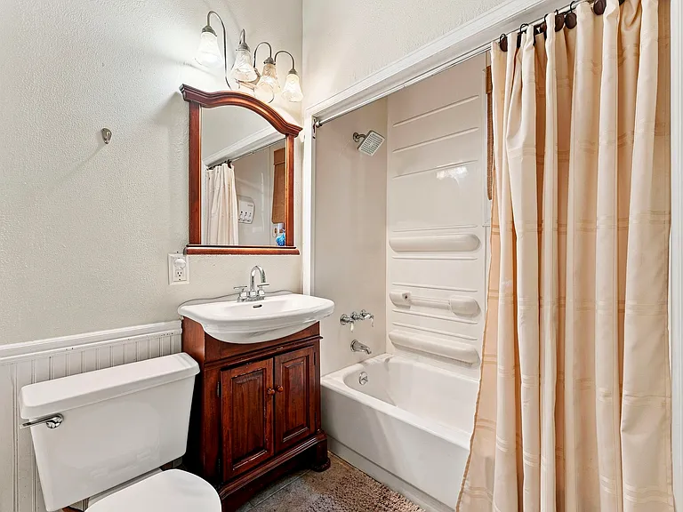 200 E 25th St #1 — Photo 9