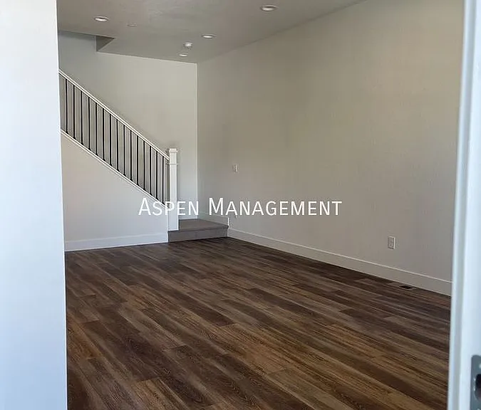 2215 Village Green Way — Photo 6