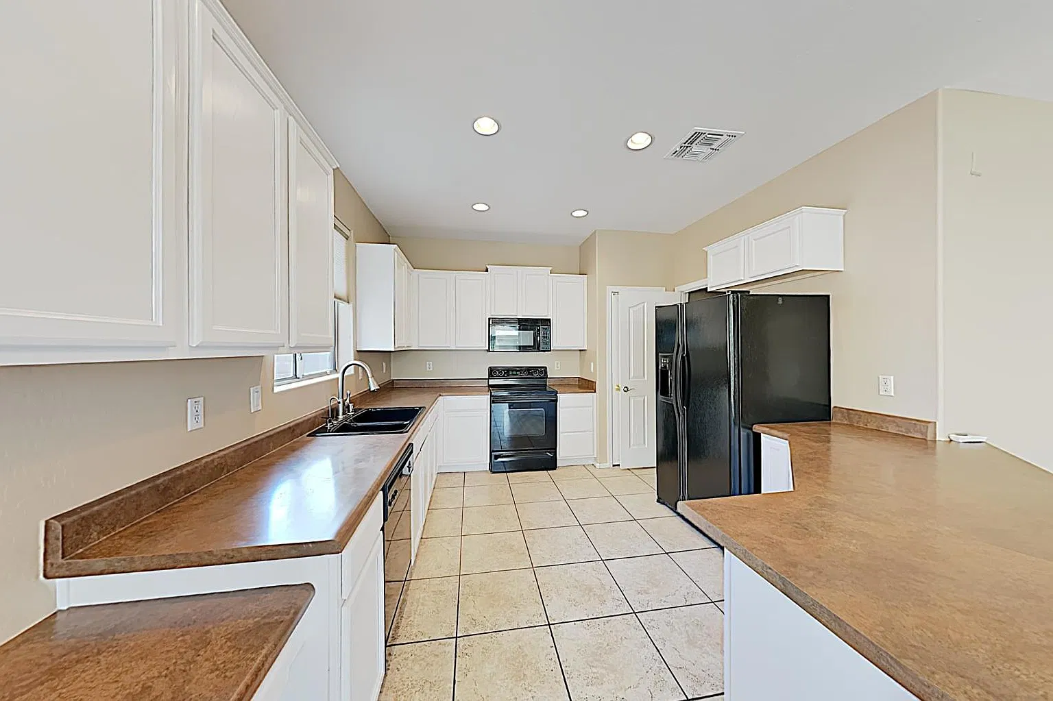 3 bed, 1719 sqft, $2,200 — Photo 3