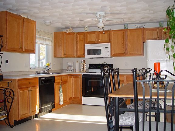Spacious kitchen w/loads of cabinets 