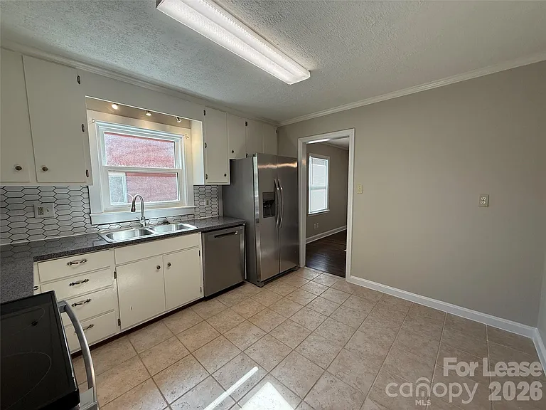 917 Spruce St — Photo 8