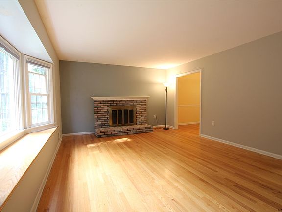 4th image of 10 Trice Dr