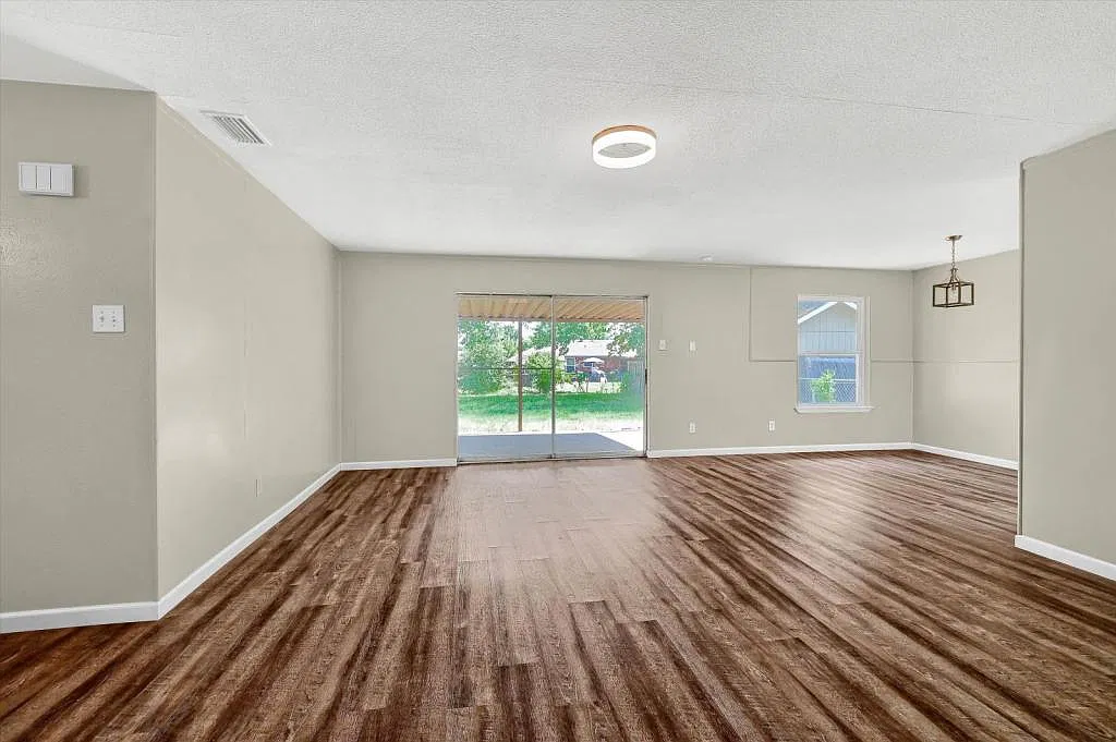 810 Dove Ln — Photo 3