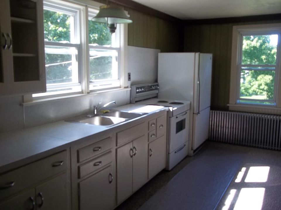 Lots of Light Airy Kitchen