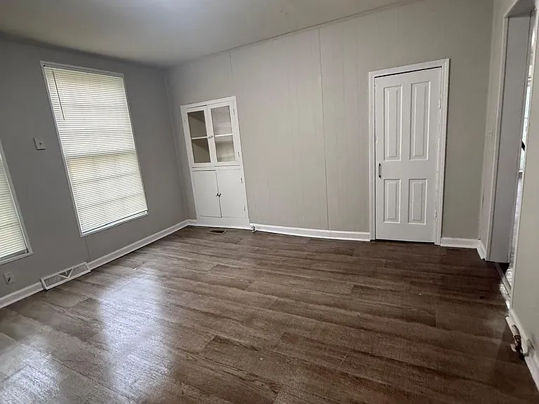 202 E 19th St SW — Photo 4