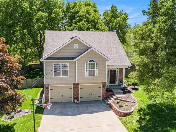403 Amesbury Dr, Smithville, MO 64089