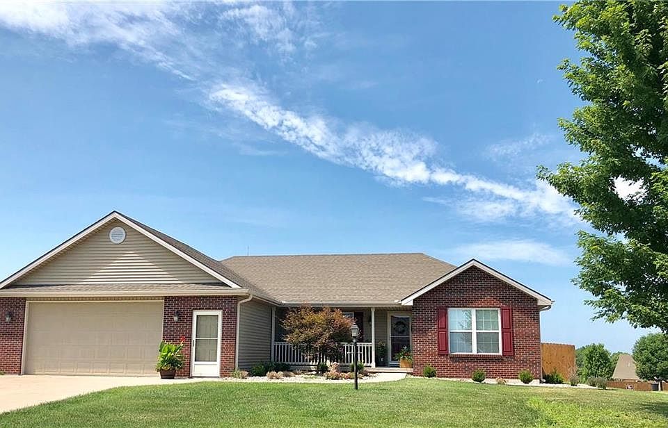 Charming Ranch located in Somerset Subdivision in Gower, MO!