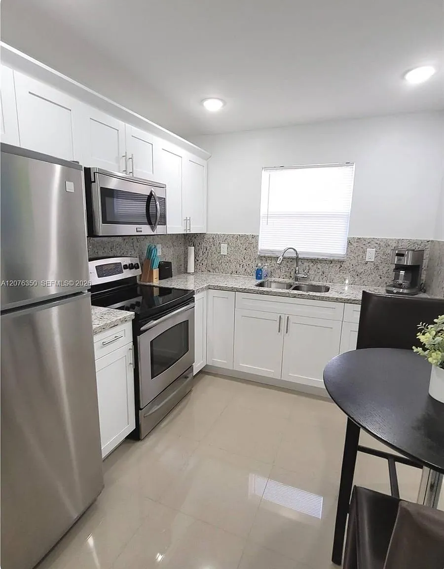 Hollywood South Side Add — Photo 3