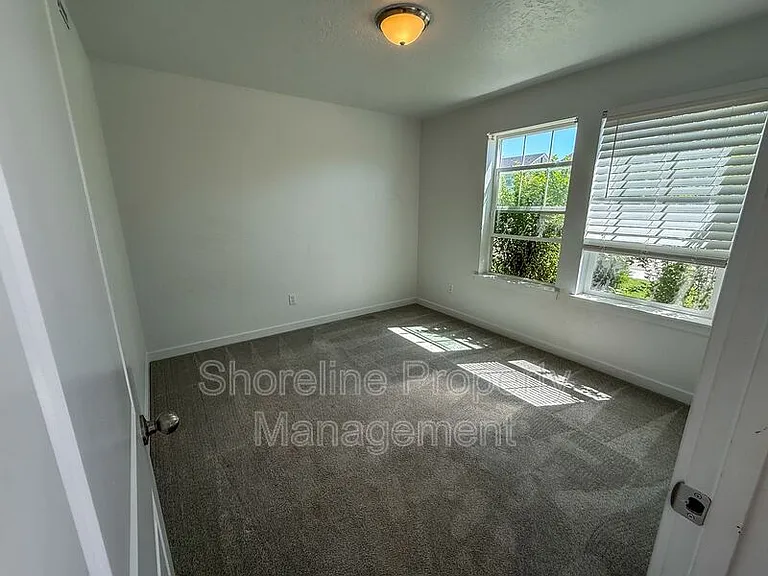 19304 Geneva Way — Photo 23