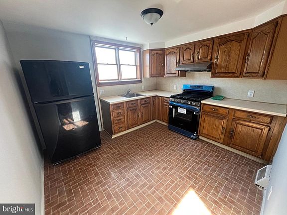 4th image of 2056 Robbins St