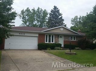 5015 Ridgetop Dr, Waterford, MI 48327