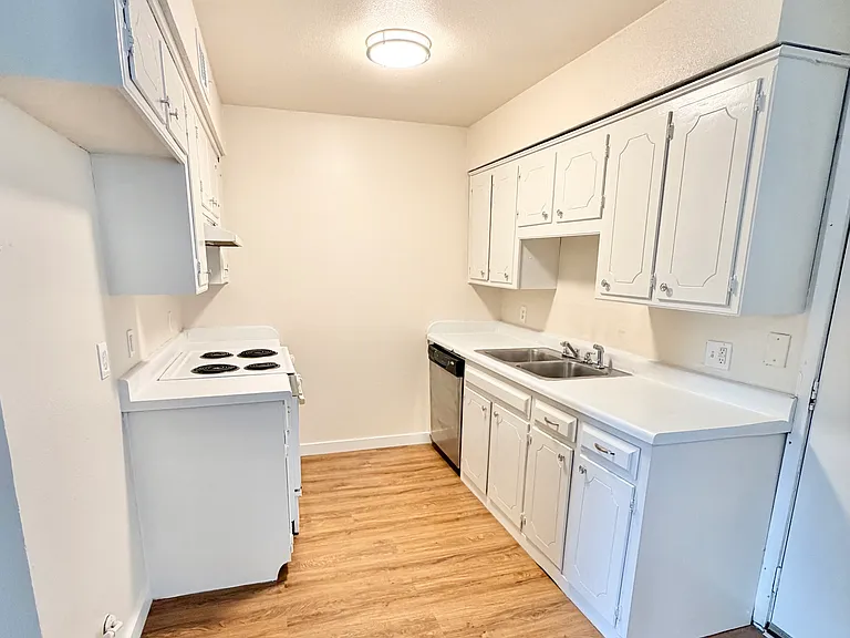 449 SW Thomas St #B — Photo 4