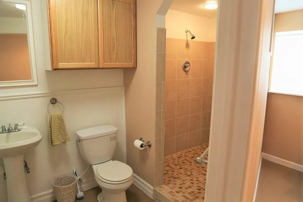 1 Bed 1 Bath House Utilities Included — Photo 2