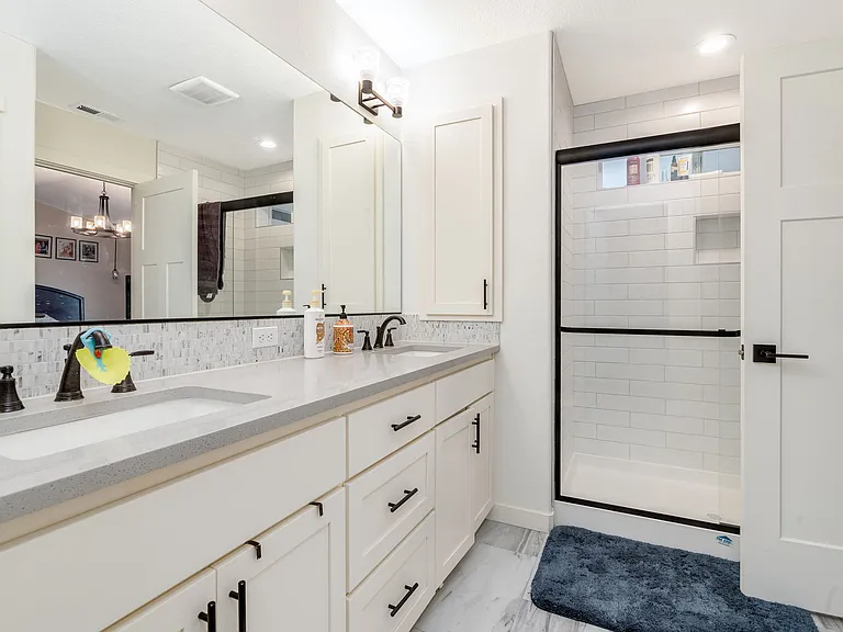 579 NW Adams Ave #1 — Photo 9