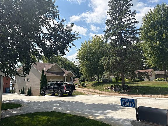 3rd image of 493 Beachwood Rd