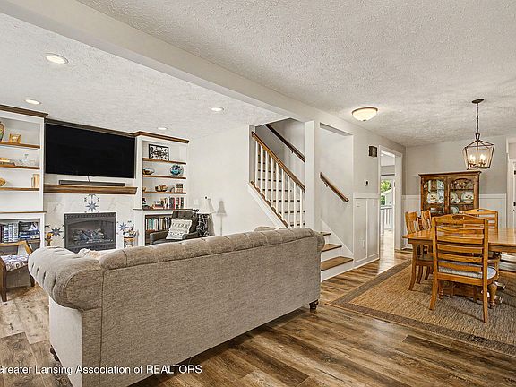 4th image of 211 Russell St