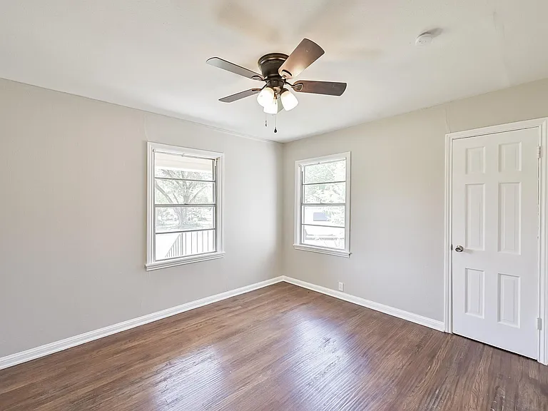 1501 Greenbrier Dr — Photo 14