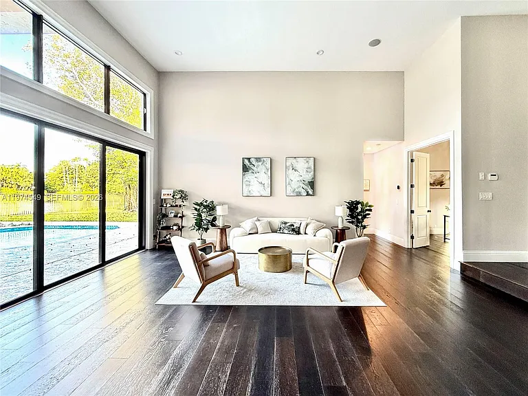 400 Alexandra Cir — Photo 6