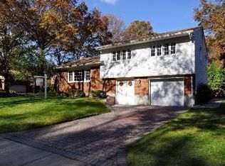 117 Stratford St S, Roslyn Heights, NY 11577