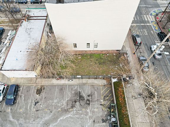3rd image of 328 Jackson St