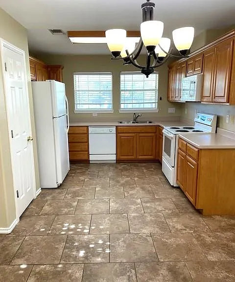 208 Coronado Cir — Photo 3
