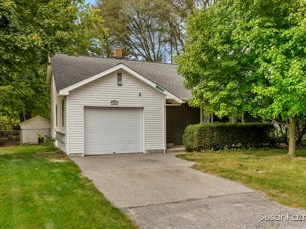 325 N Locust St, Wayland, MI 49348