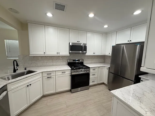 696 Courtland Dr — Photo 6