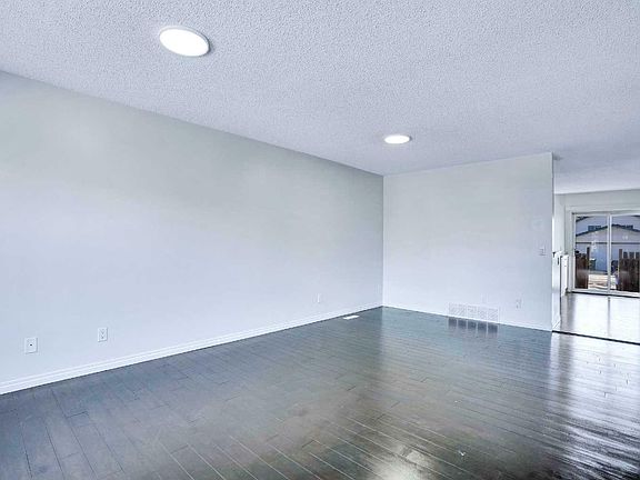 4th image of 210 Saratoga Close NE