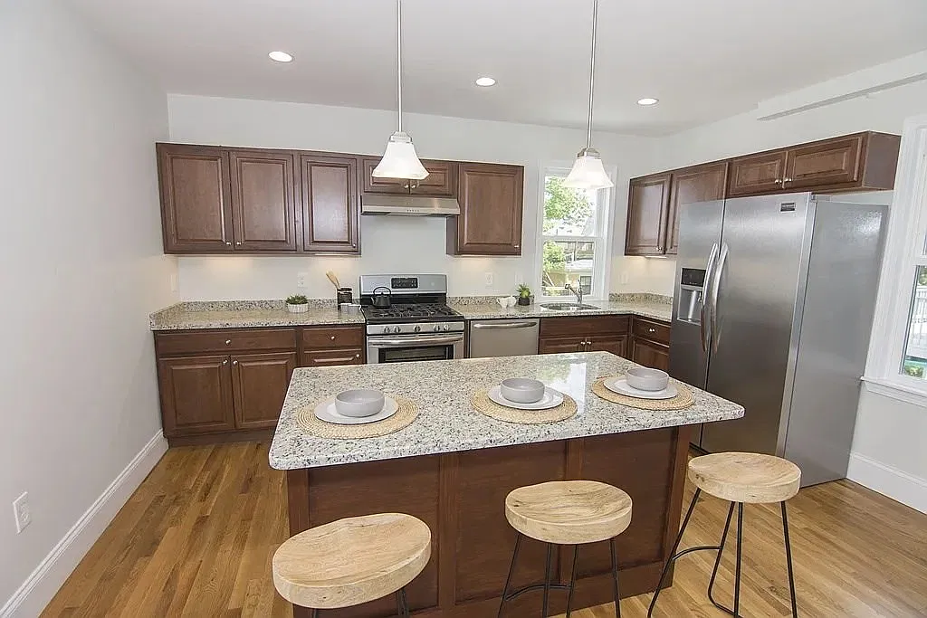 2 bed, 940 sqft, $4,200 — Photo 1
