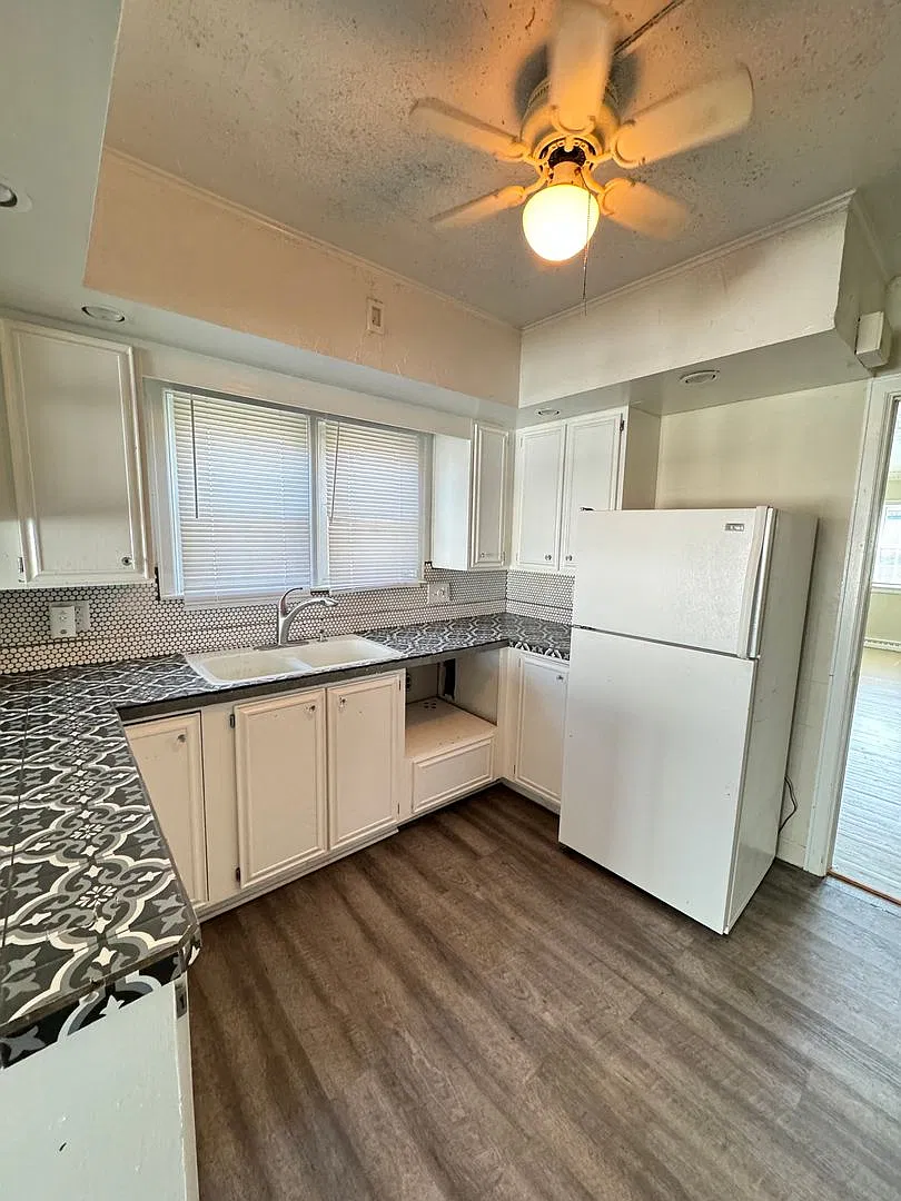 1732 Lincolnway E — Photo 4